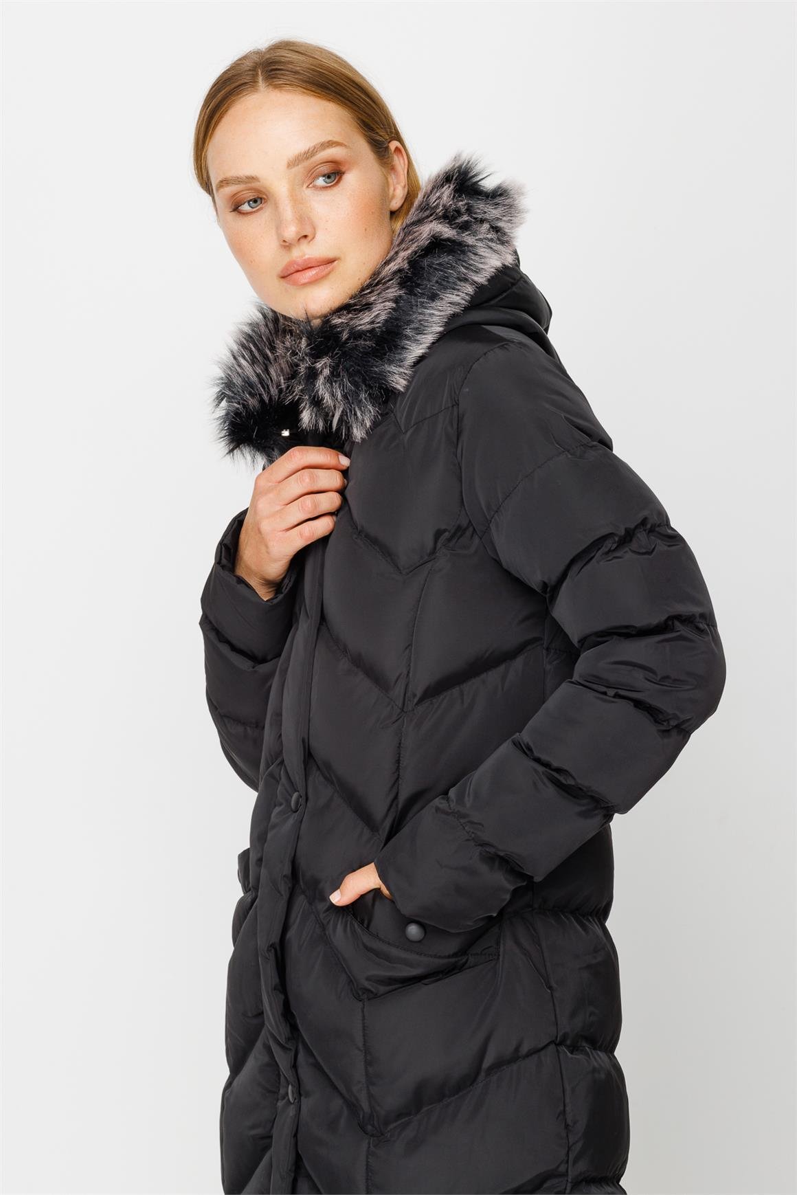 Verev Dikiş Detaylı Kapişon Kenarı Kürk Detaylı Dolgulu Kaban  Siyah