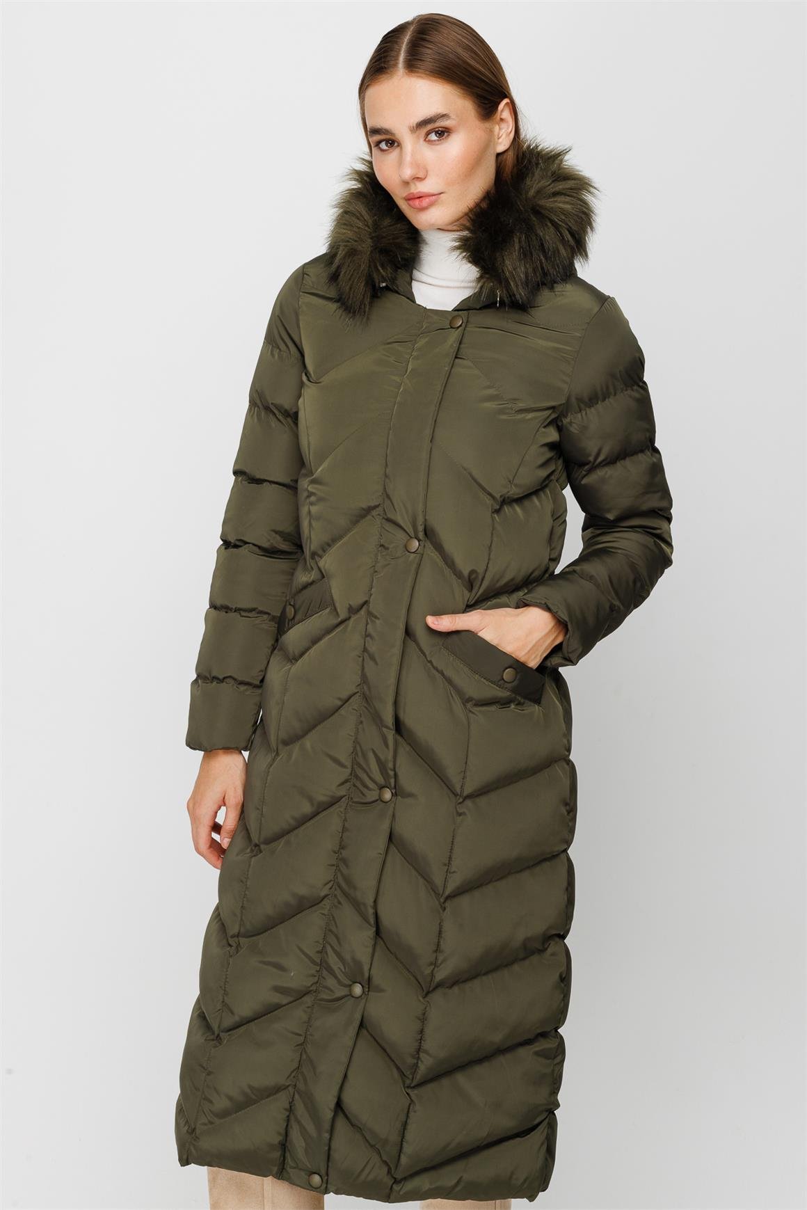 Verev Dikiş Detaylı Kapişon Kenarı Kürk Detaylı Dolgulu Kaban  Haki