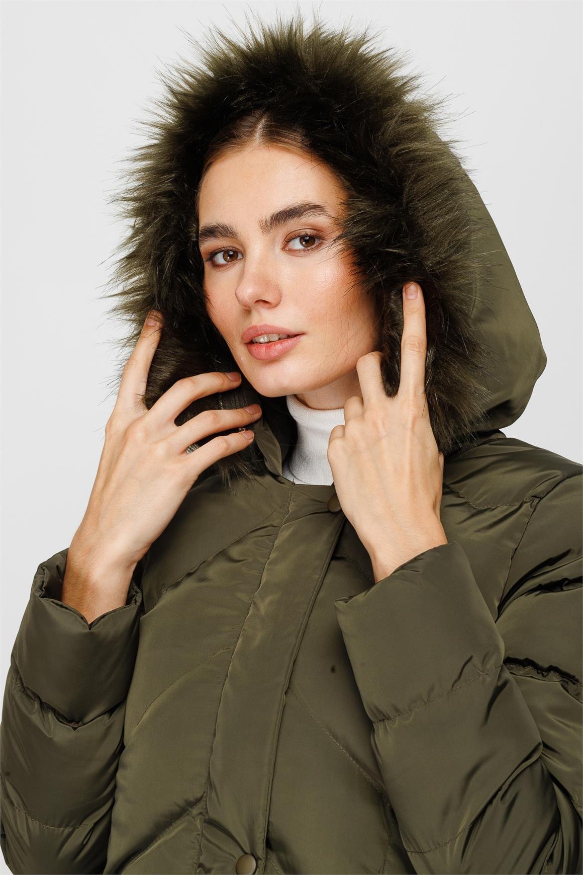 Verev Dikiş Detaylı Kapişon Kenarı Kürk Detaylı Dolgulu Kaban  Haki