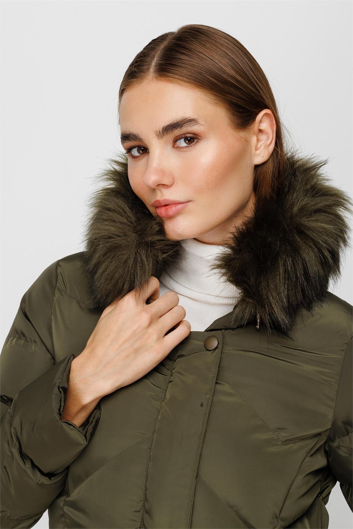 Verev Dikiş Detaylı Kapişon Kenarı Kürk Detaylı Dolgulu Kaban  Haki