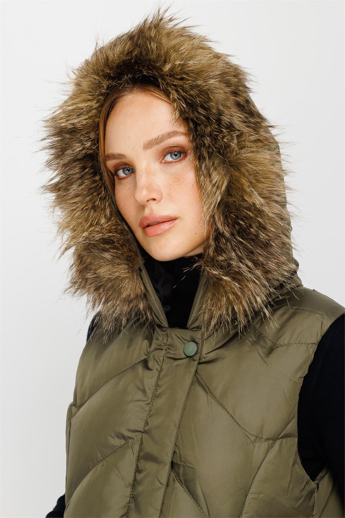 Yaka Kenarı Kürk Detaylı Ara Boy Şişme Yelek  Haki