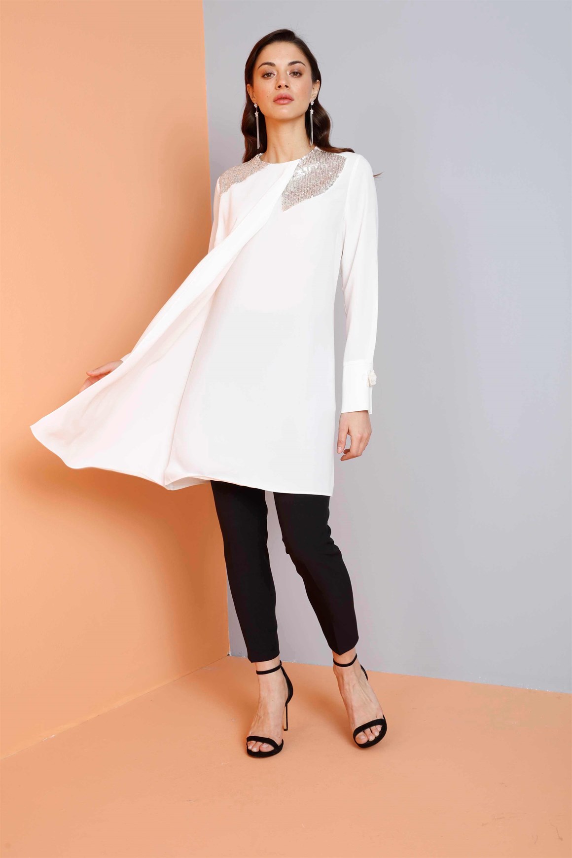 Ekru - Yakası Pul Payetli Tunik