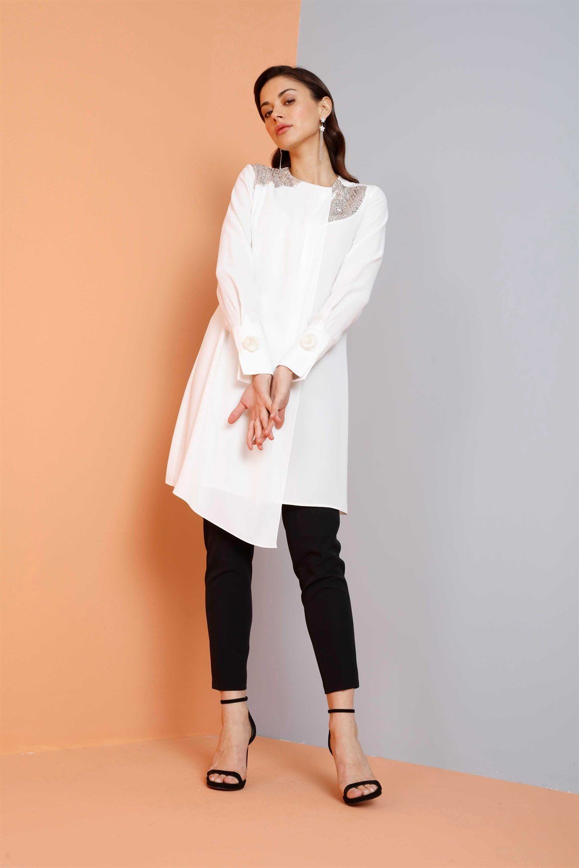 Ekru - Yakası Pul Payetli Tunik