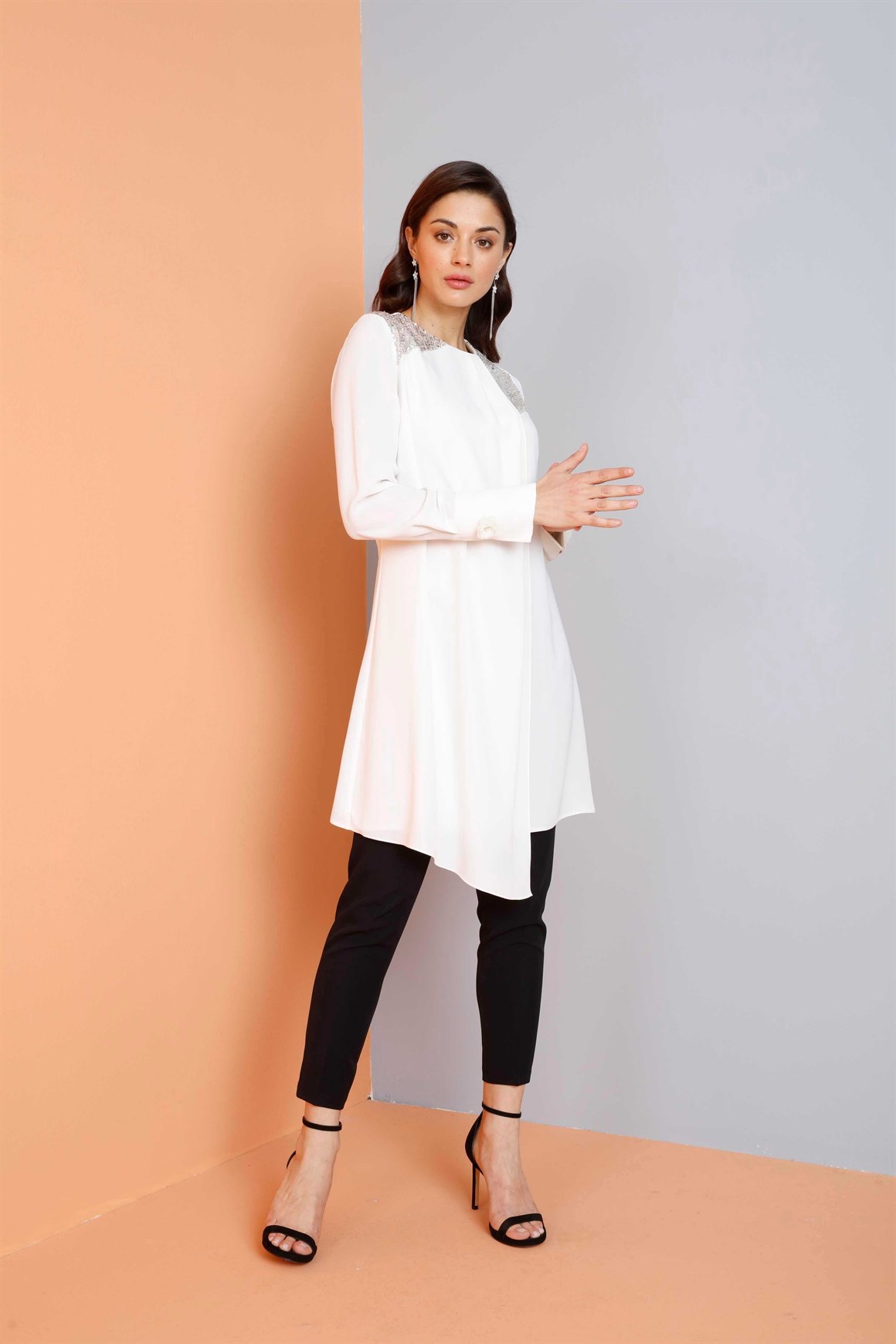 Ekru - Yakası Pul Payetli Tunik