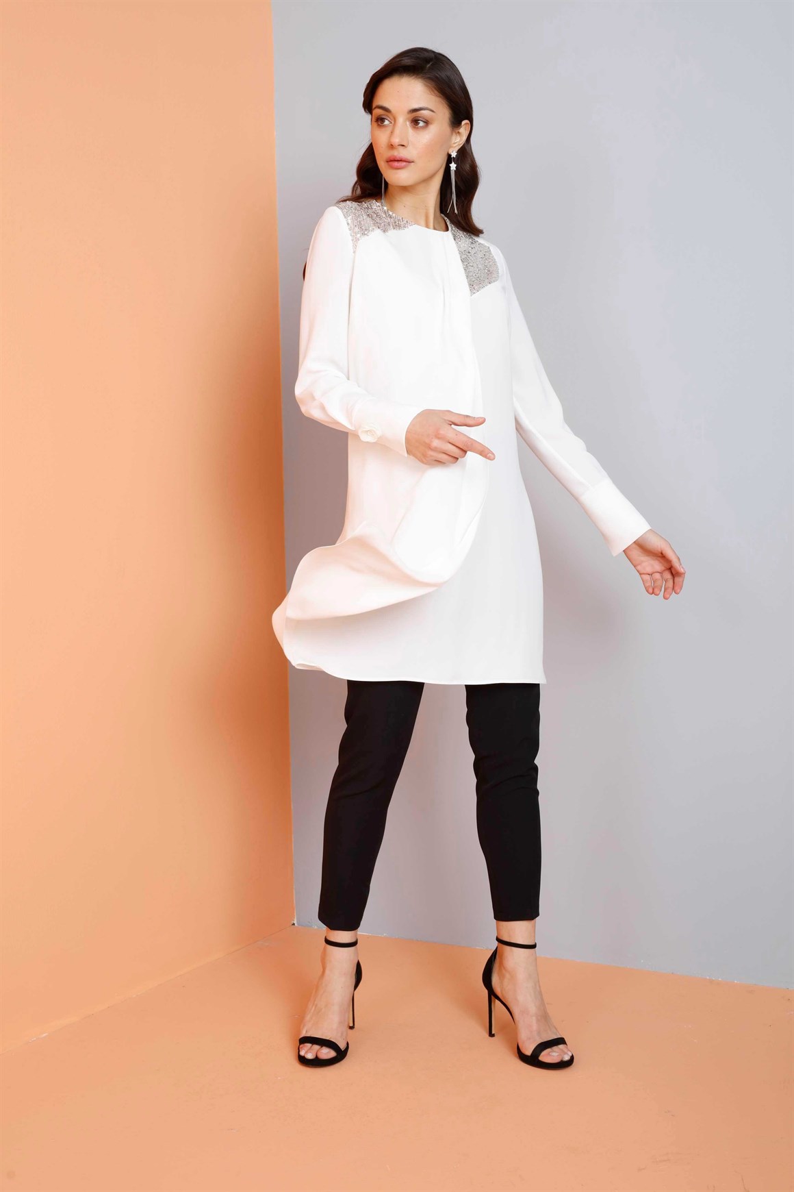 Ekru - Yakası Pul Payetli Tunik