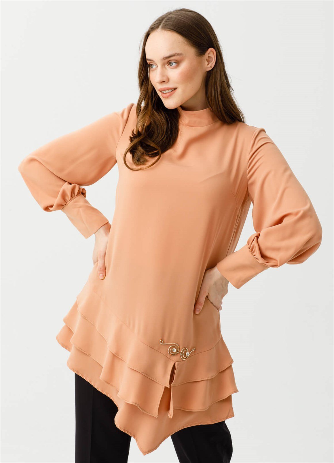 Etek Ucu Kat Kat Dökümlü Broşlu Tunik  Karamel