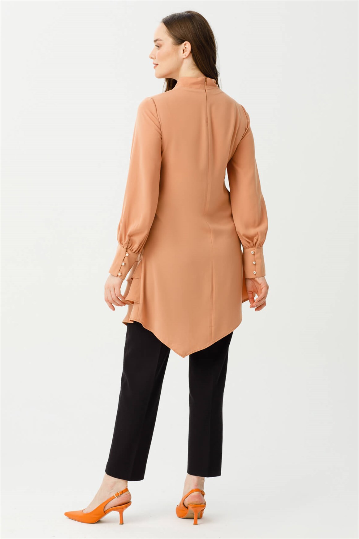 Etek Ucu Kat Kat Dökümlü Broşlu Tunik  Karamel