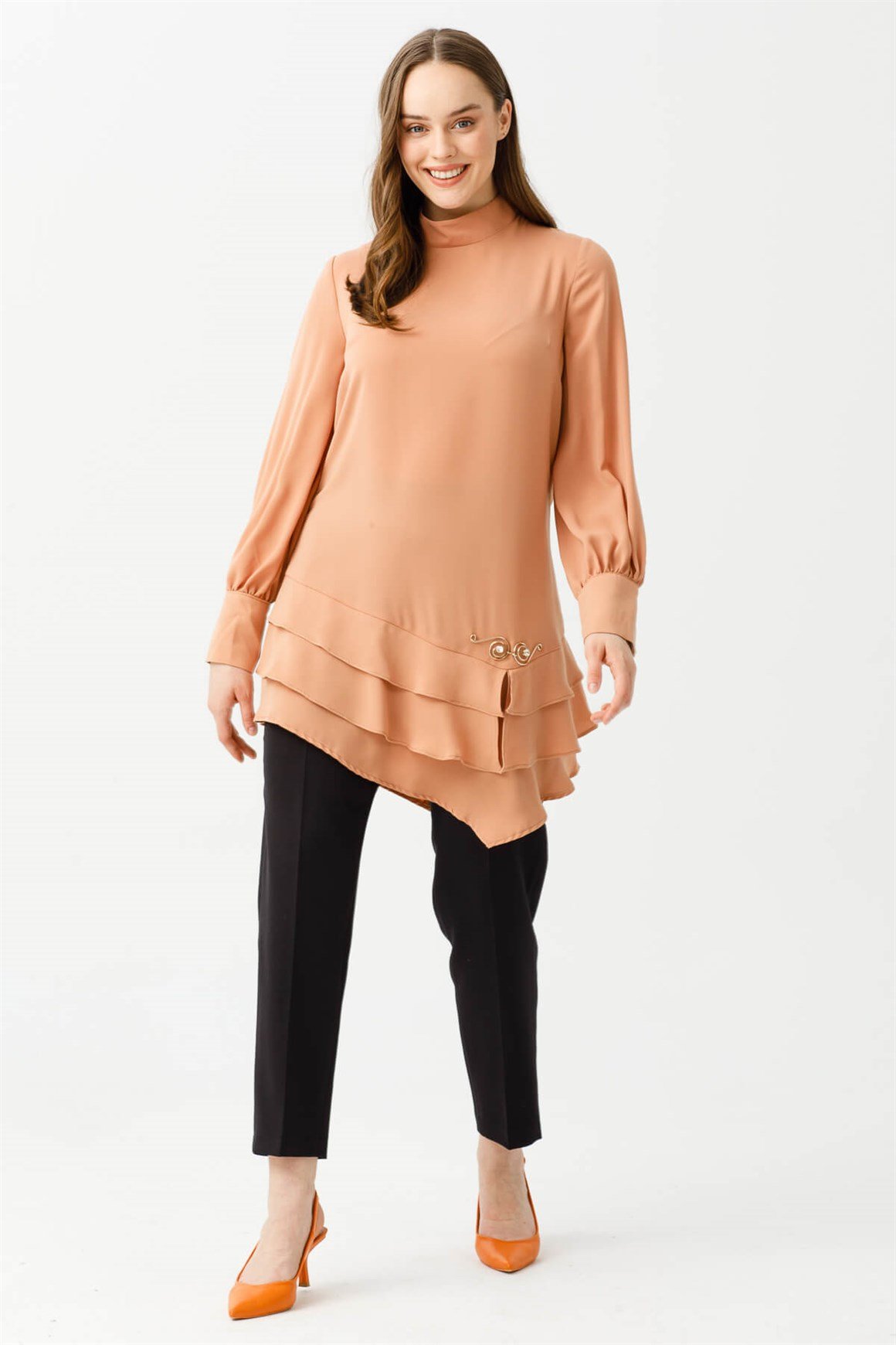 Etek Ucu Kat Kat Dökümlü Broşlu Tunik  Karamel