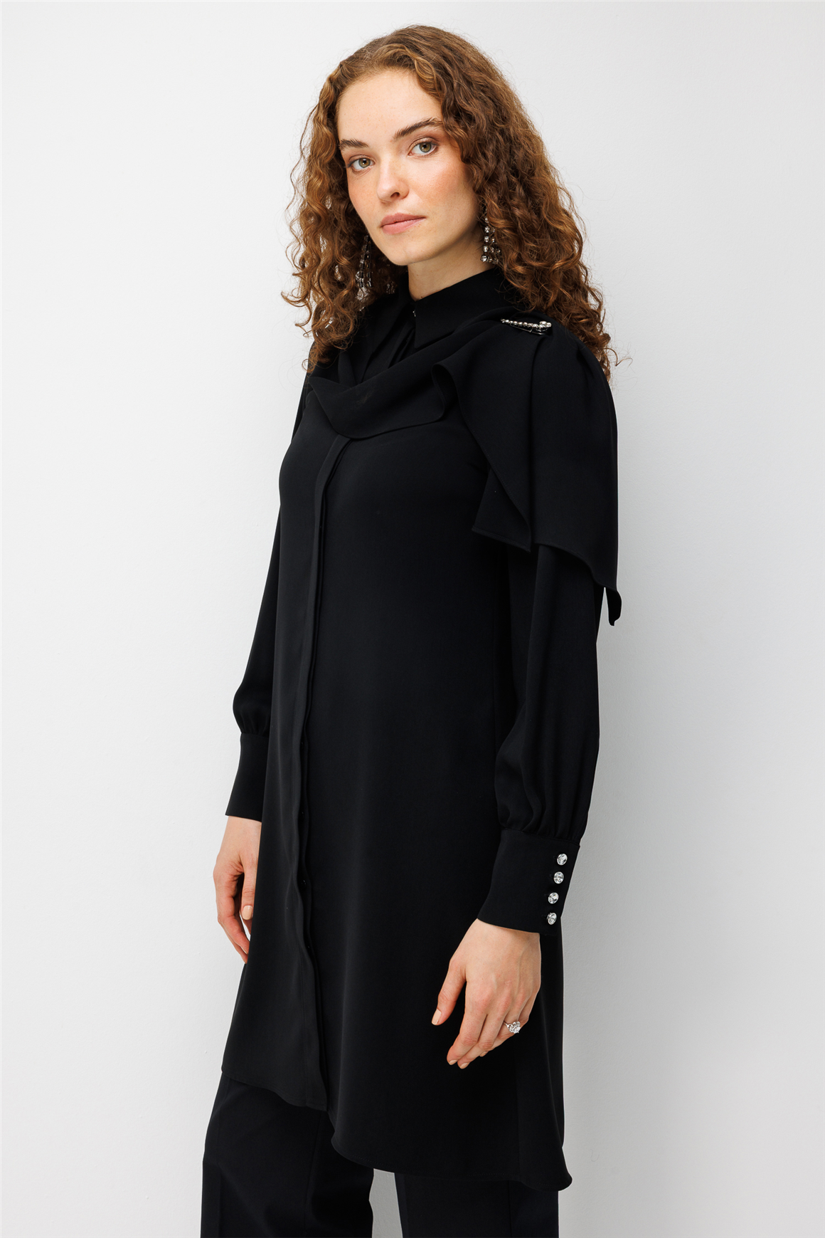 Fularlı Broş Detaylı Tunik  Siyah