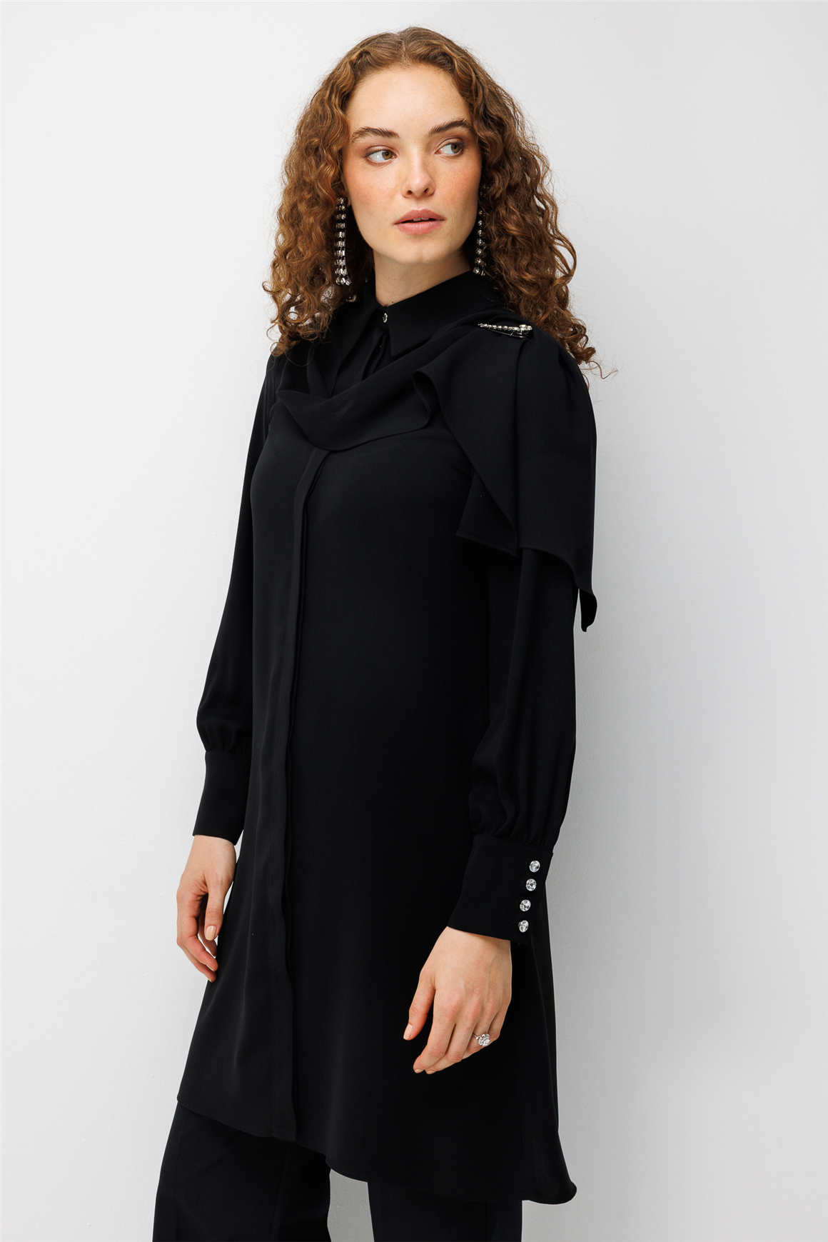 Fularlı Broş Detaylı Tunik  Siyah