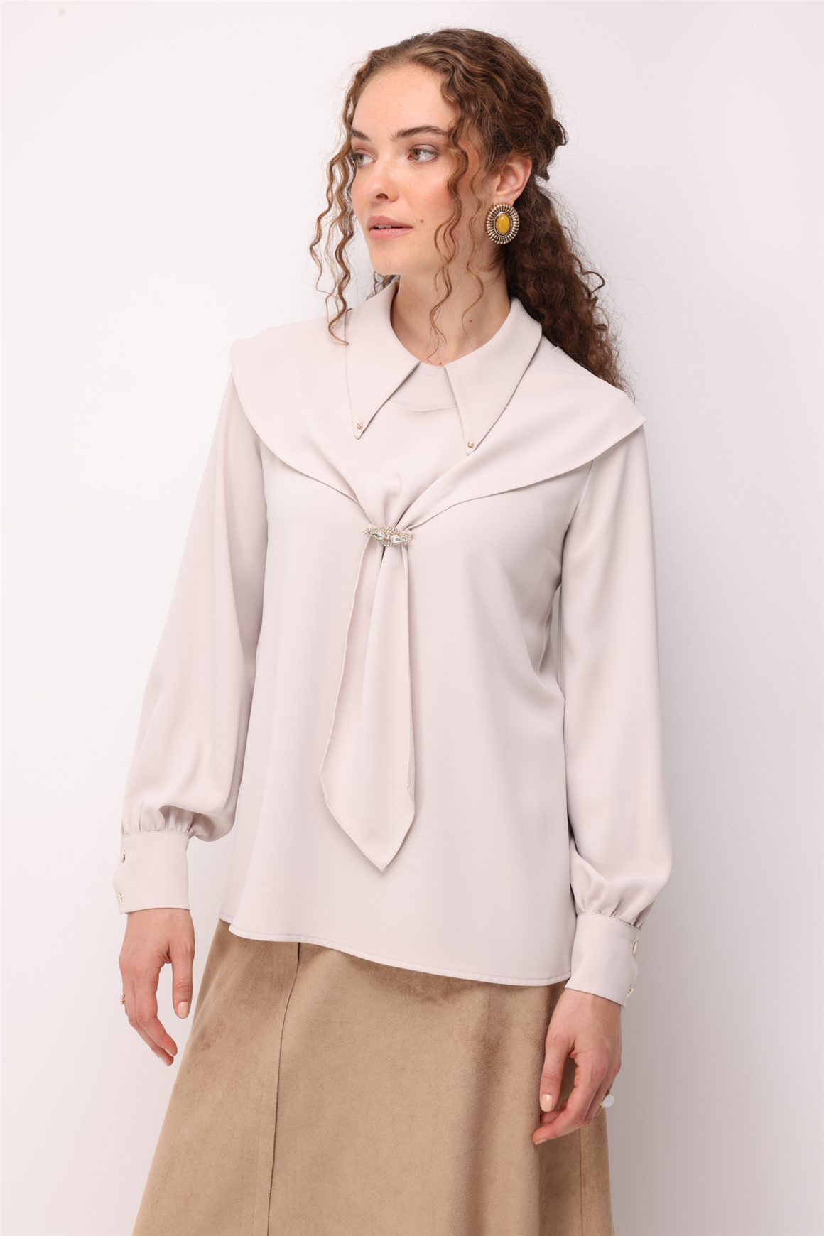 Fularlı ve Broş Detaylı Tunik  Taş