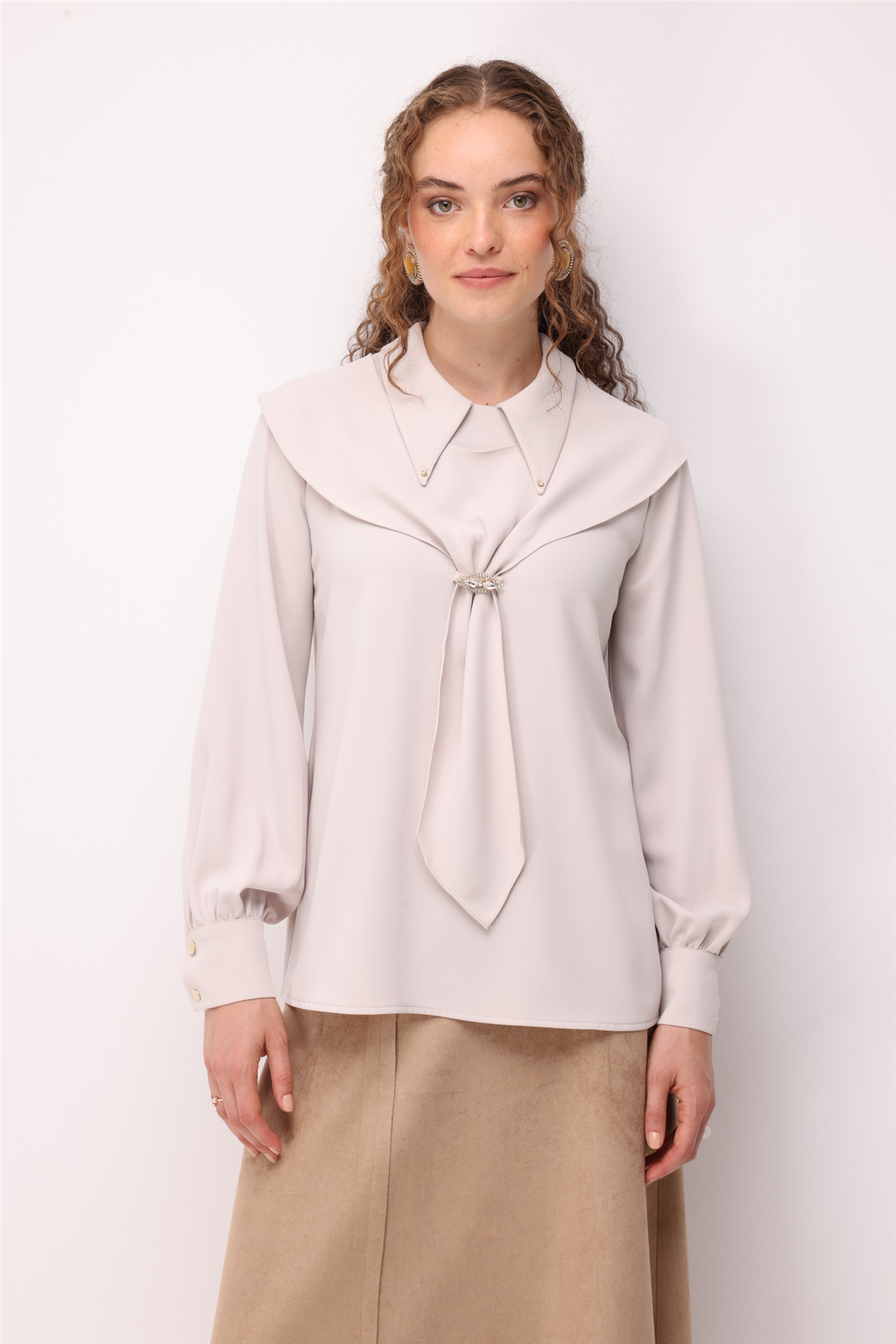 Fularlı ve Broş Detaylı Tunik  Taş