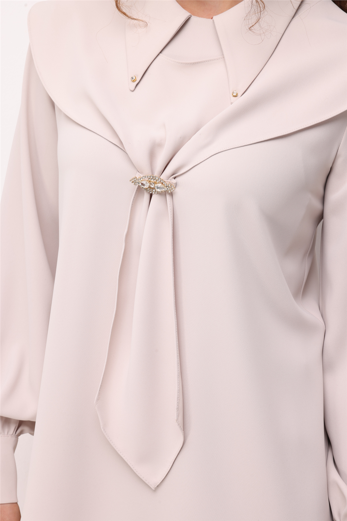 Fularlı ve Broş Detaylı Tunik  Taş