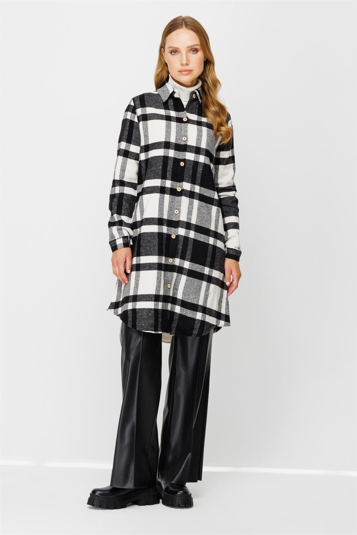 Siyah Beyaz Oduncu Gömelk  Siyah