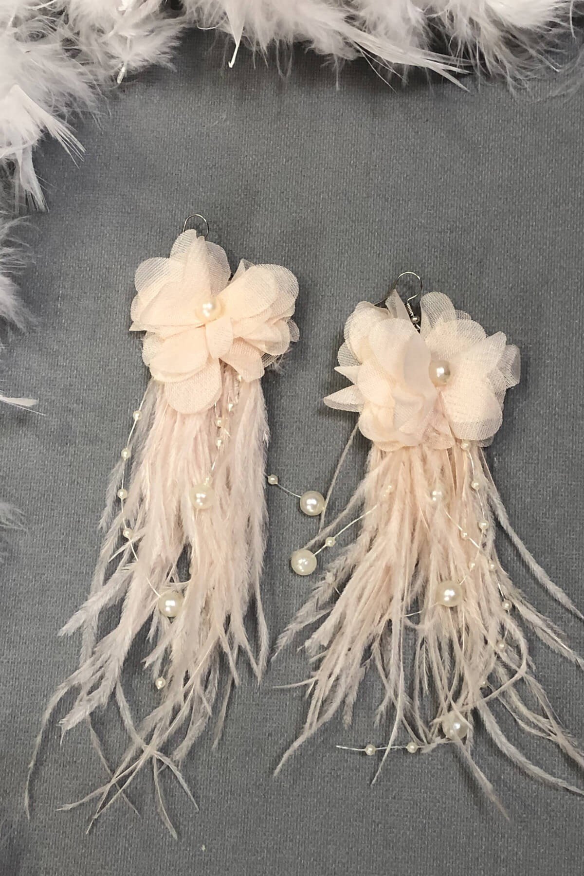 Açık Pudra İncili Çiçekli Tüylü Küpe