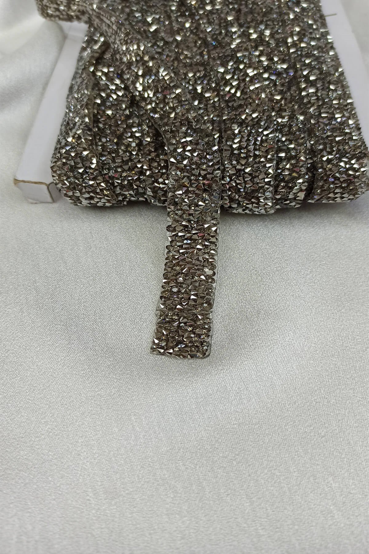 Antrasit Gri Ütü İle Yapışan Şerit