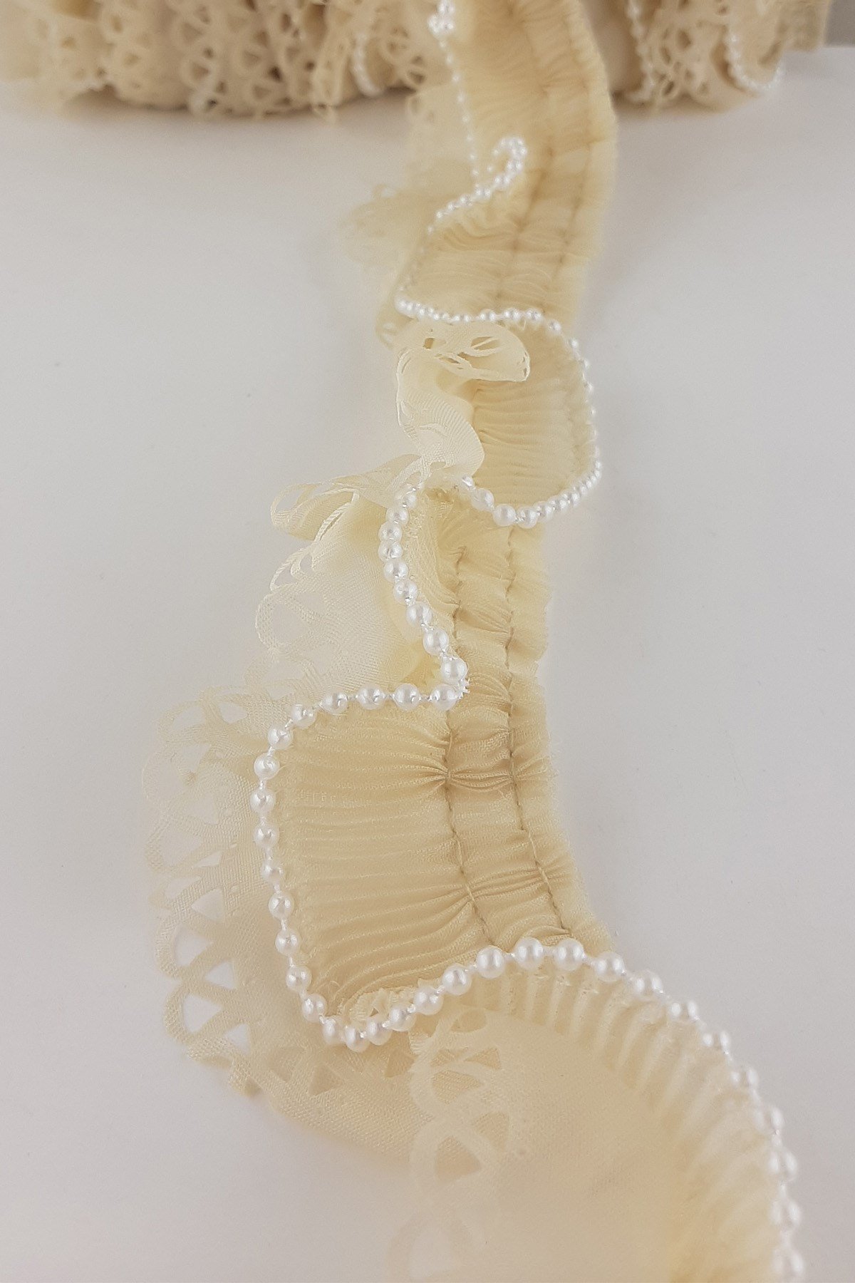 Bej Rengi İncili Plise Fırfır