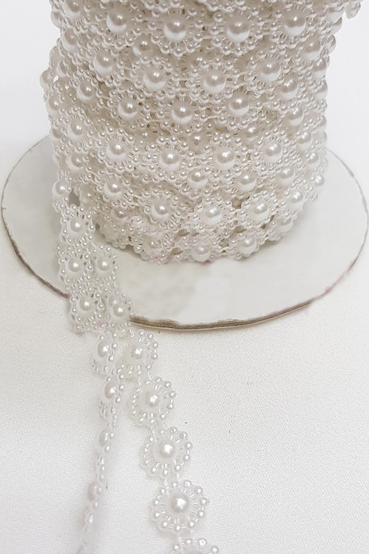 Beyaz Çiçek Desenli Şerit İnci 10Mm