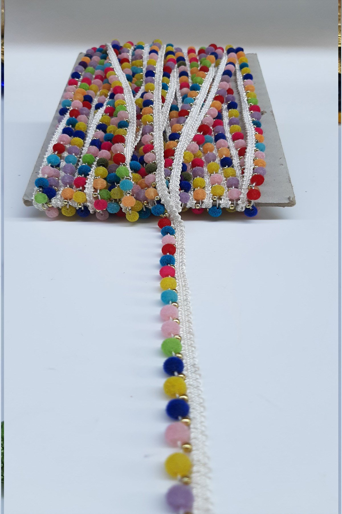 Beyaz Renkli Kadife Boncuklu Sacak Serit