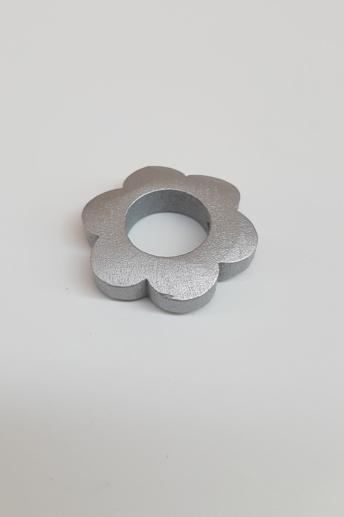 Çiçek Desenli Gümüş Renk Ahşap Boncuk