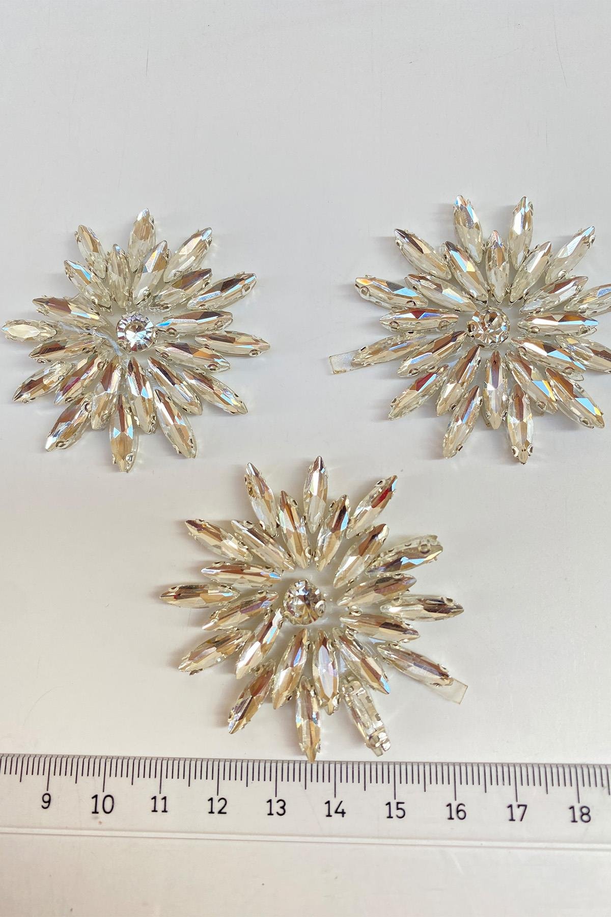 Çiçek Desenli Ütüyle Yapışan Parlak Taşlı Aplik