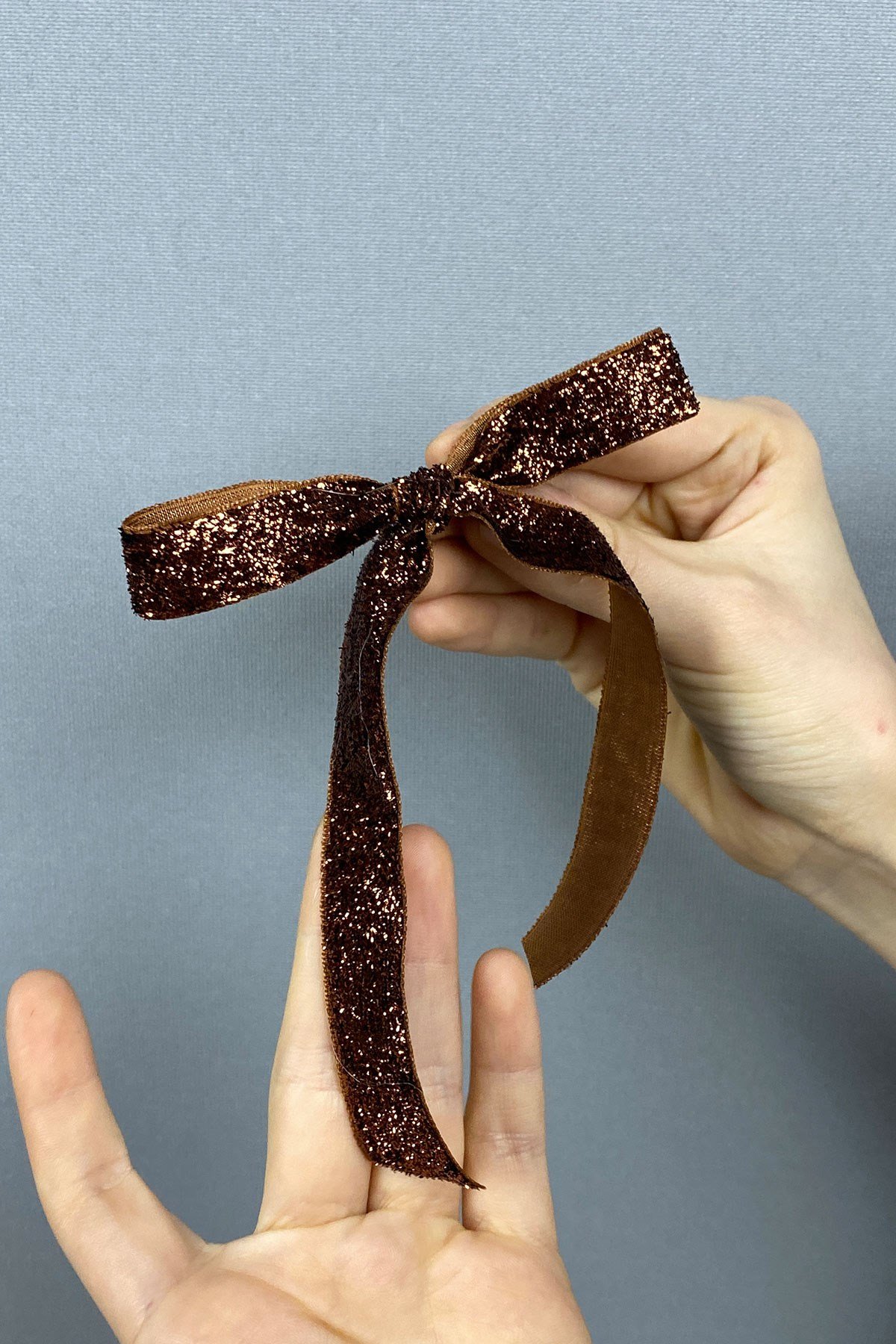 Fiyonklu Parlak Kadife Kurdeleli Saç Tokası