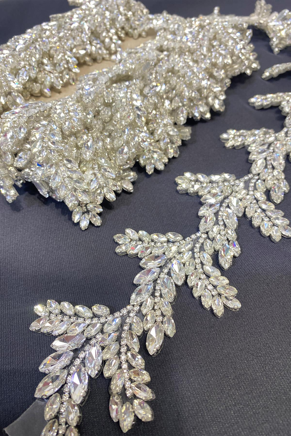 Geniş Tasarım Mekik Taşlı Abiye Şerit Taş Bordür