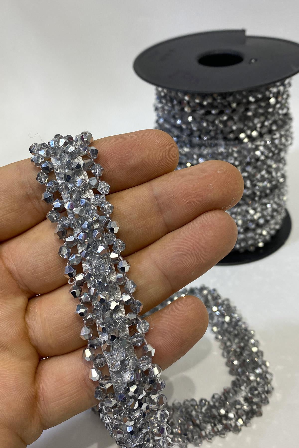 Gümüş Geniş Kristal Boncuklu İşlemeli Şerit