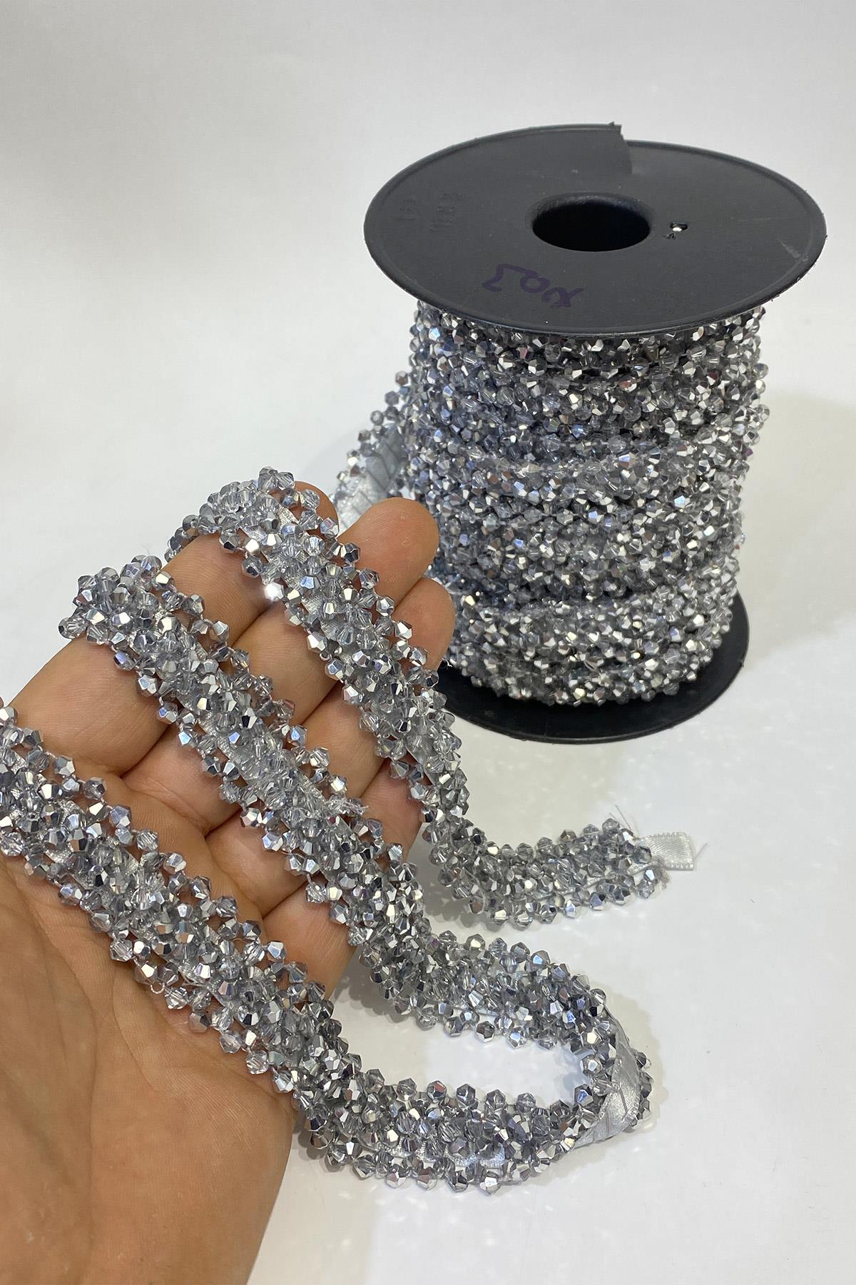 Gümüş Geniş Kristal Boncuklu İşlemeli Şerit