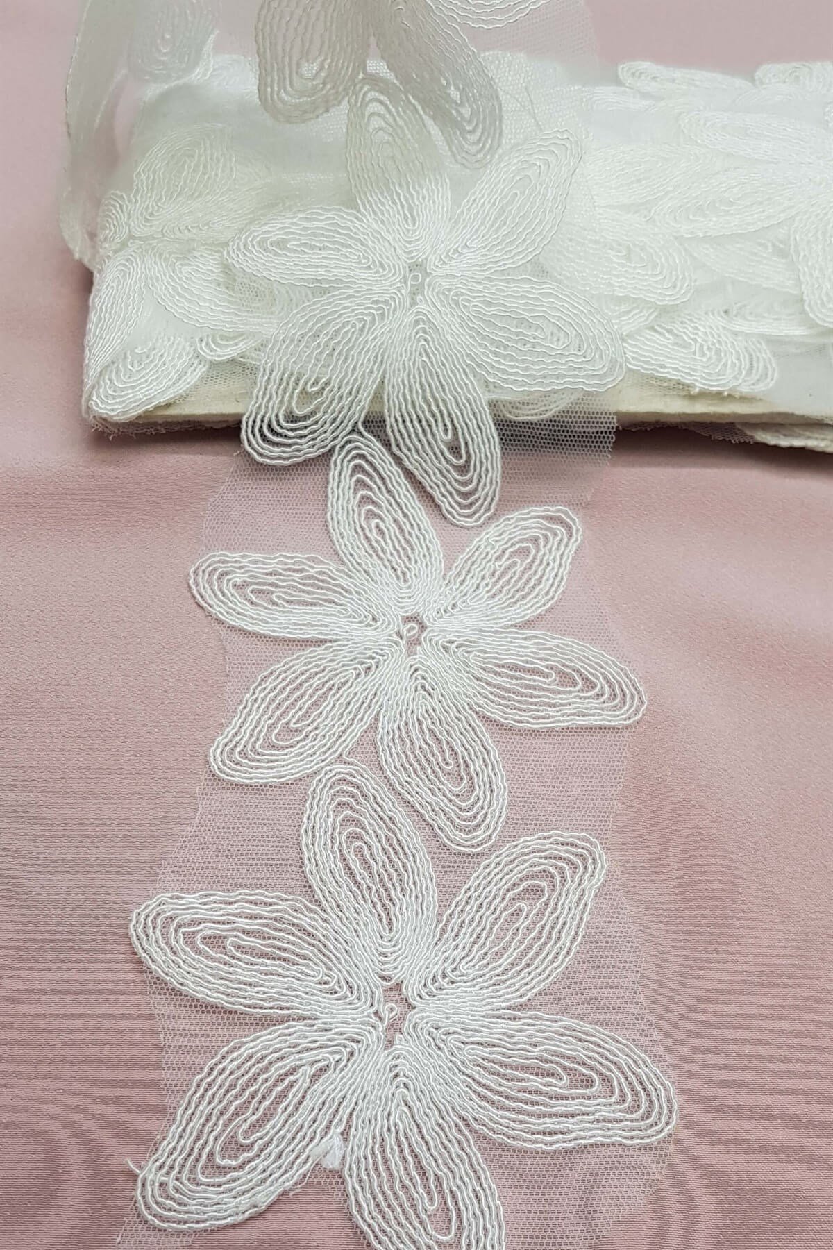 Kırık Beyaz Çiçek Model  Güpür Dantel