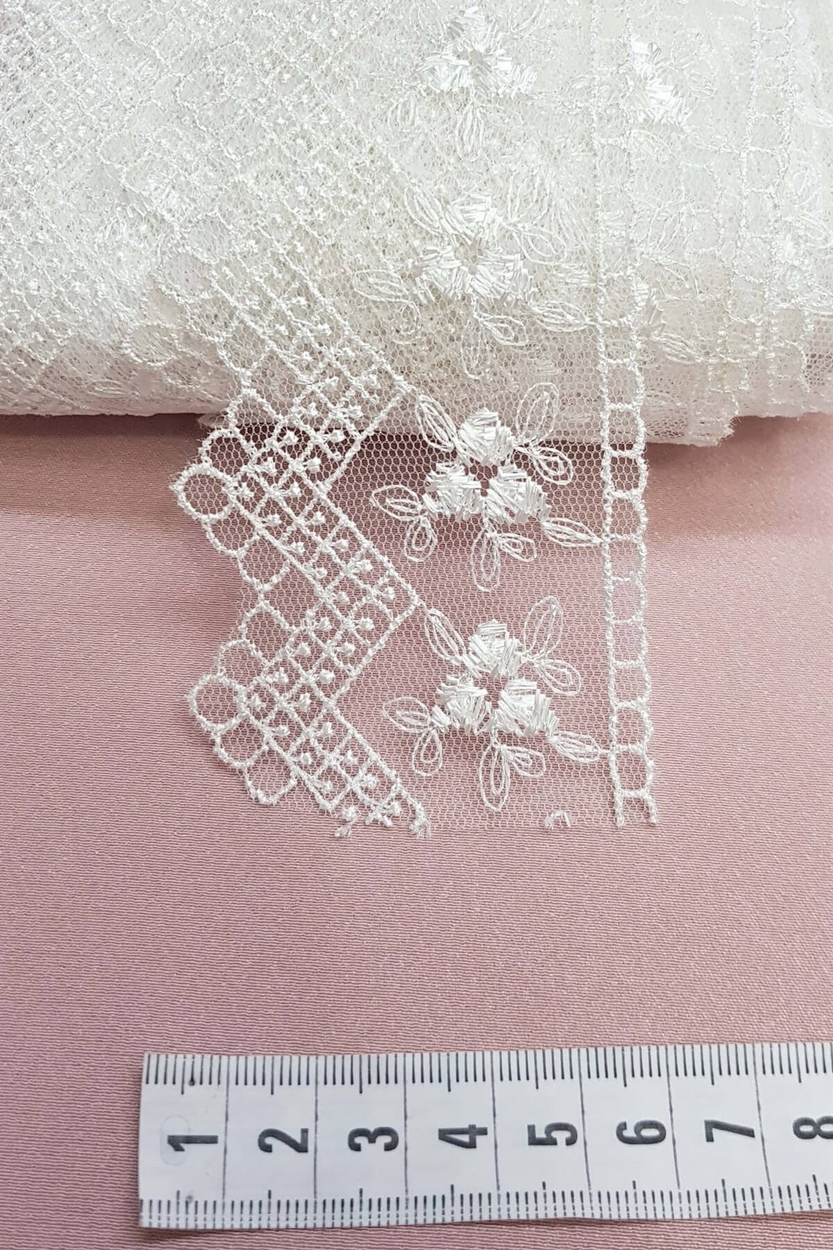Kırık Beyaz Desenli Dantel