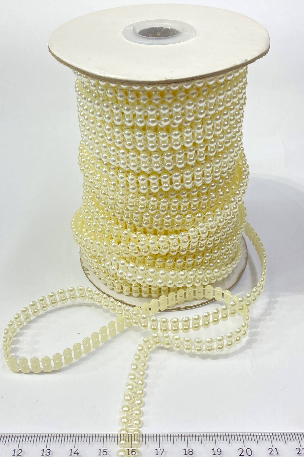 Krem Plastik Çift Sıralı Şerit Yarım İnci 4 mm 10 mt