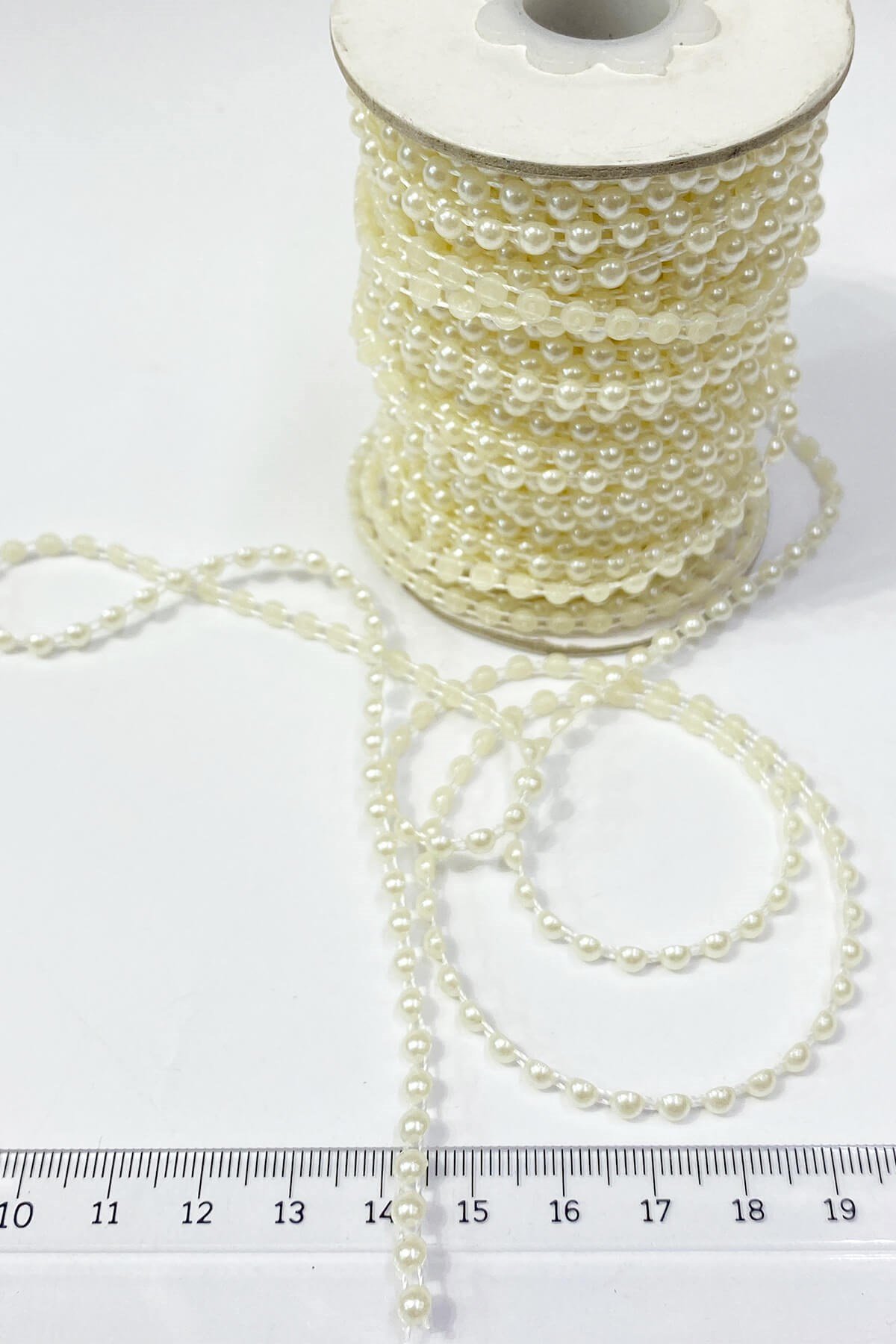 Krem Plastik Şerit Yarım İnci 4 mm 10 mt