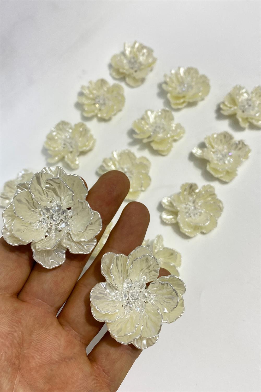 Krem Sedef Yapraklı Kristal Boncuklu İncili Broş