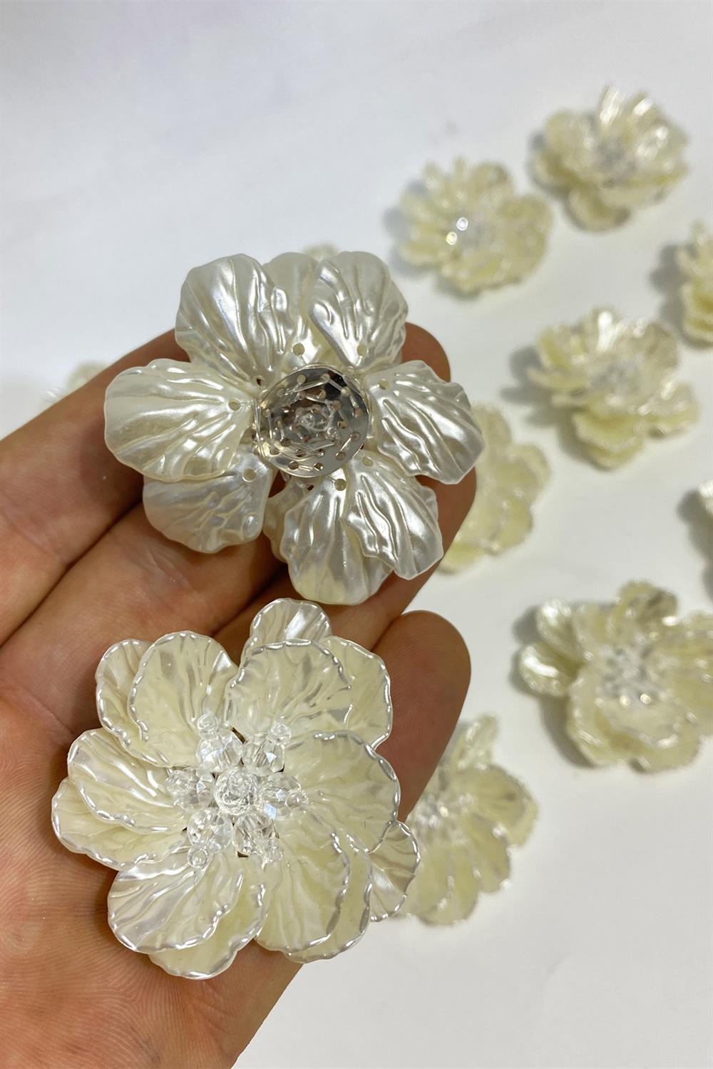 Krem Sedef Yapraklı Kristal Boncuklu İncili Broş