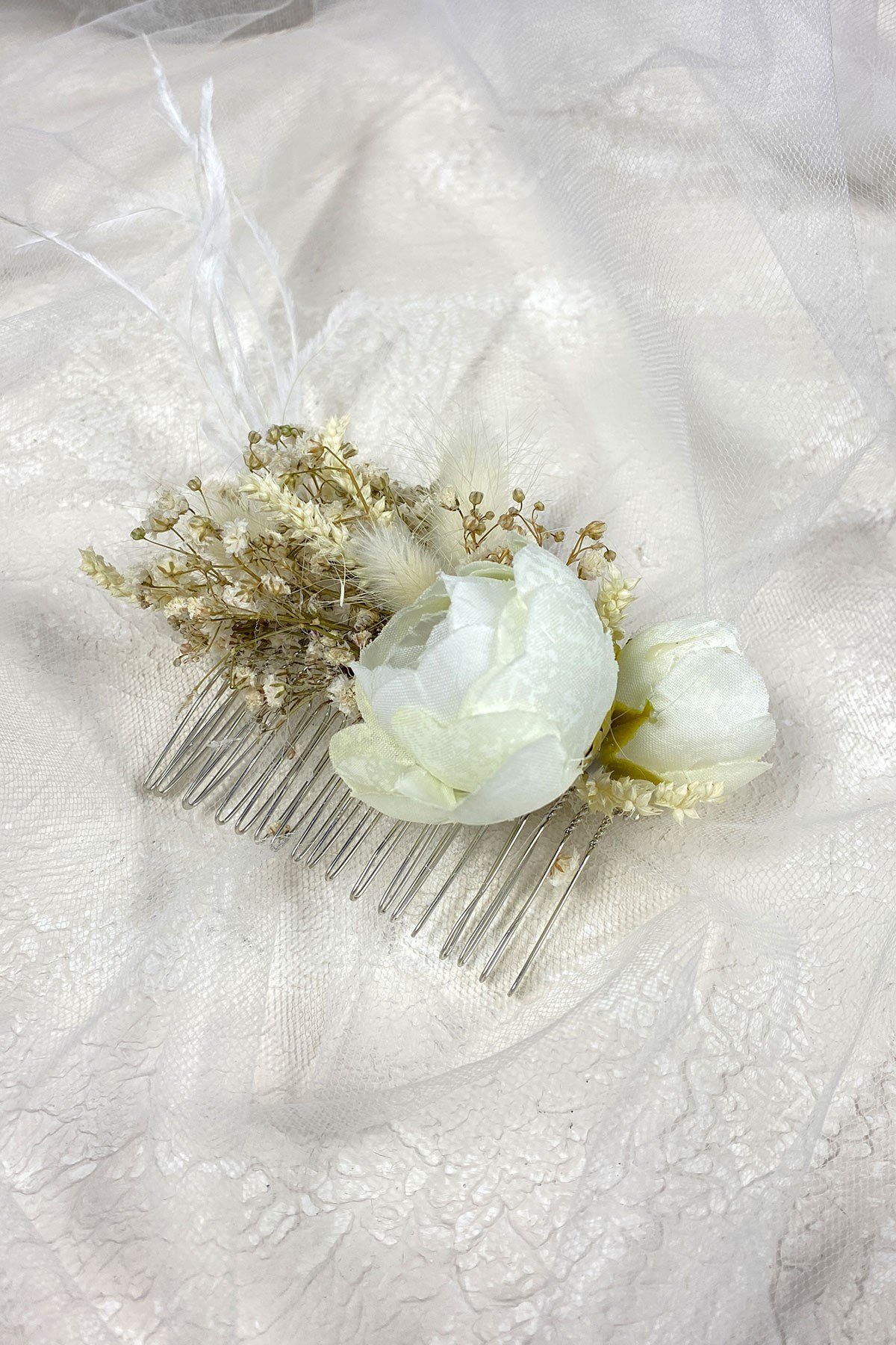 Krem Tüylü ve Cipso Çiçekli Taraklı Saç Aksesuarı