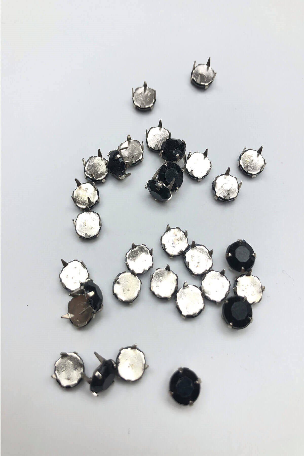 Küçük Siyah Kasalı Dikme Taş 25 adet