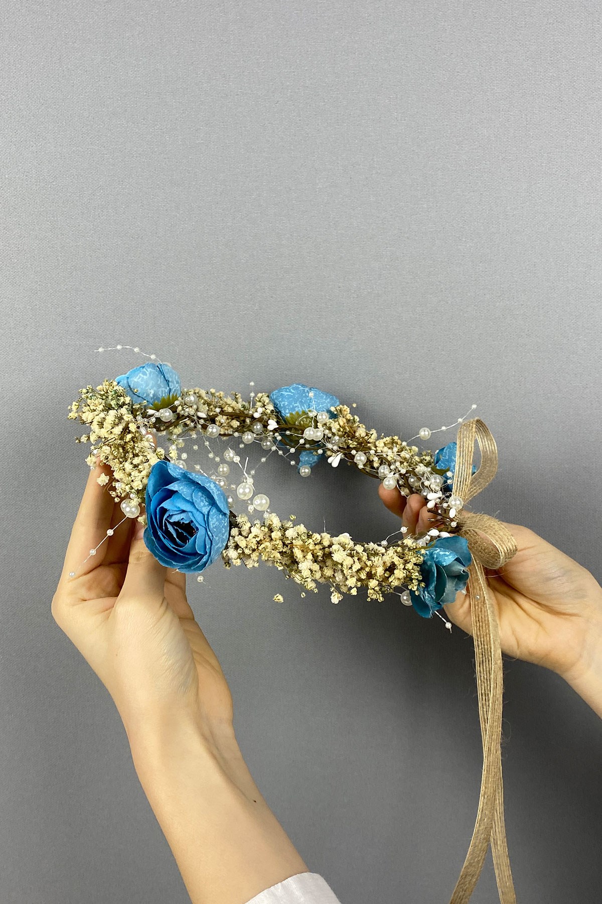Mavi Şakayık Çiçekli Cipsolu İncili Fiyonklu Dış Çekim Gelin Tacı