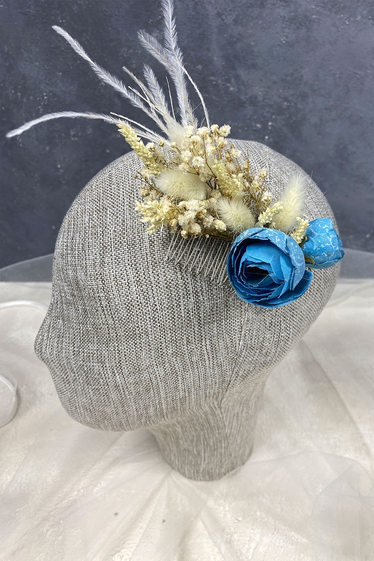 Mavi Tüylü ve Cipso Çiçekli Taraklı Saç Aksesuarı