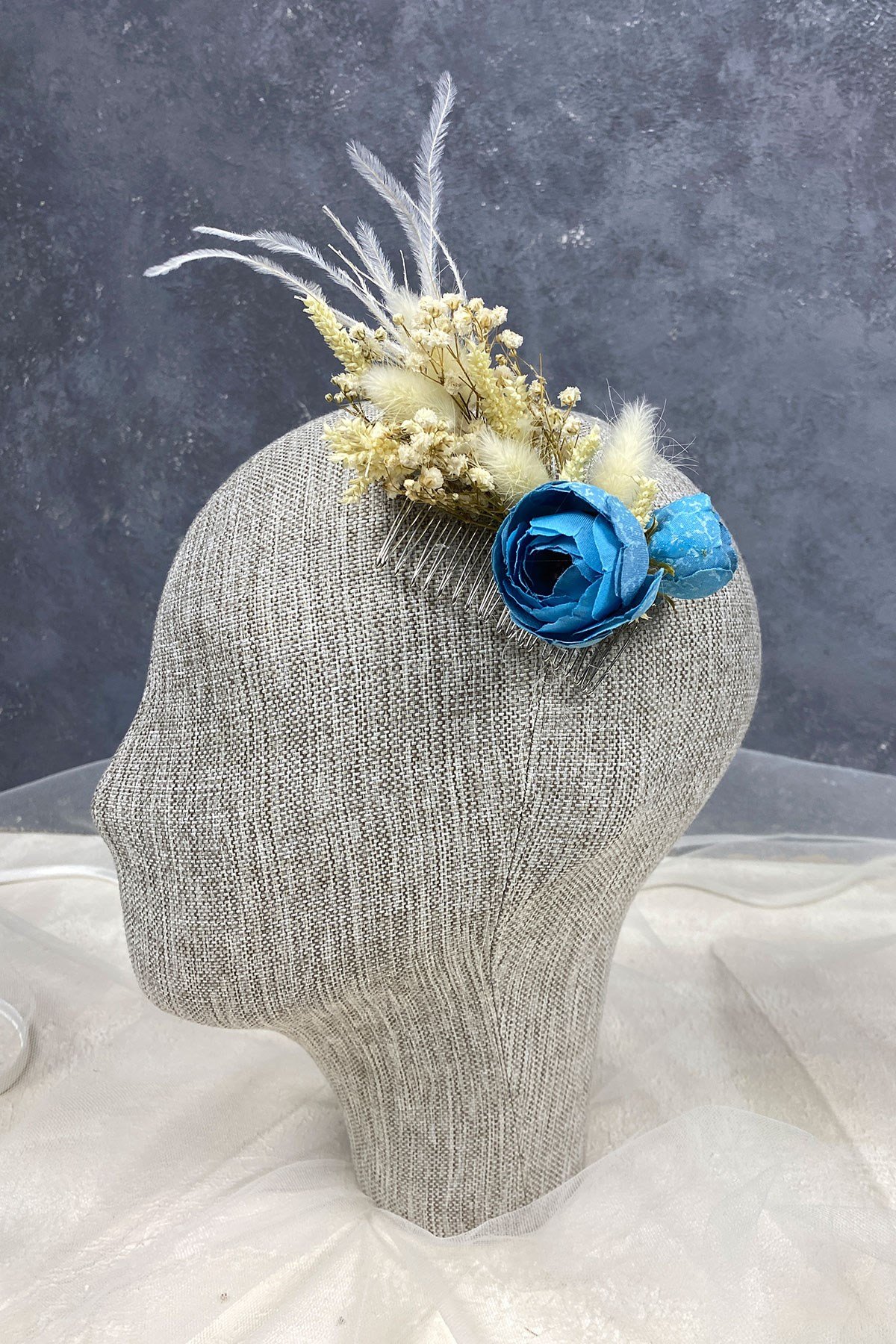 Mavi Tüylü ve Cipso Çiçekli Taraklı Saç Aksesuarı