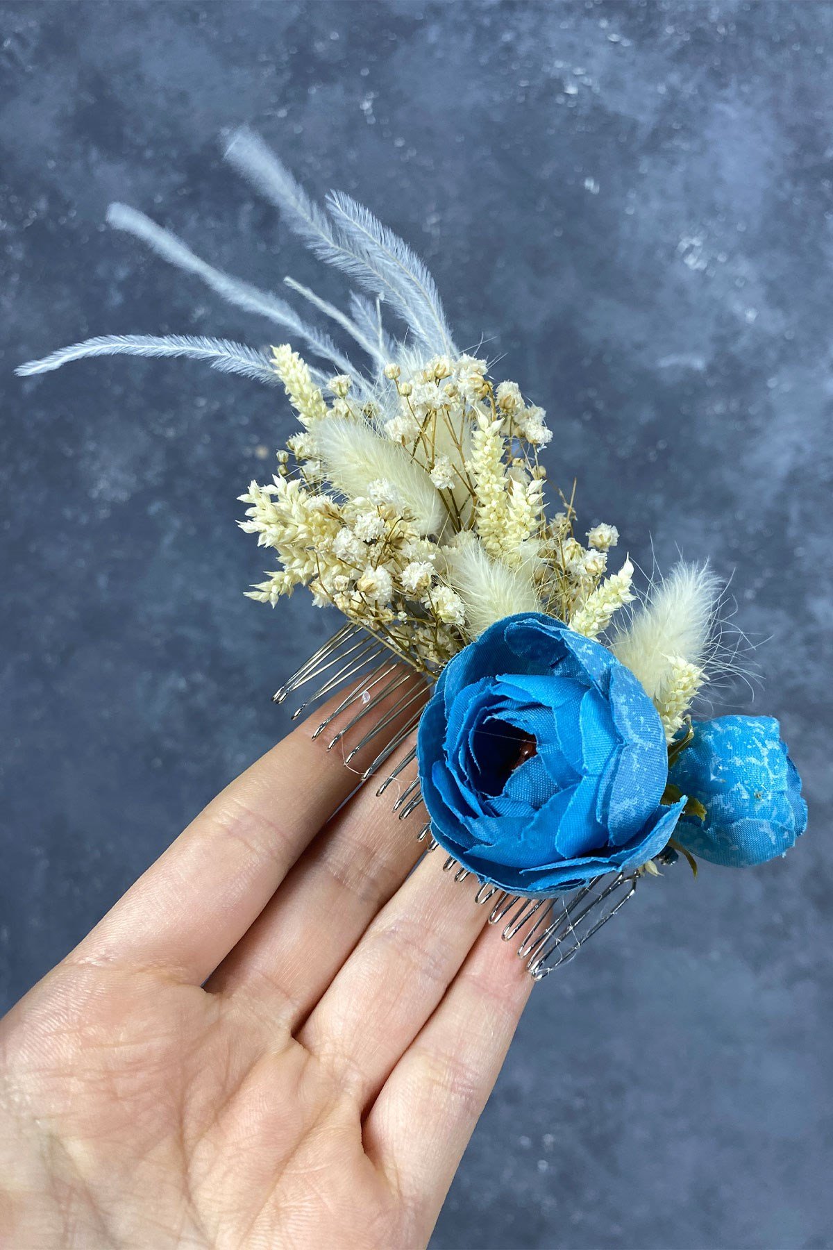 Mavi Tüylü ve Cipso Çiçekli Taraklı Saç Aksesuarı