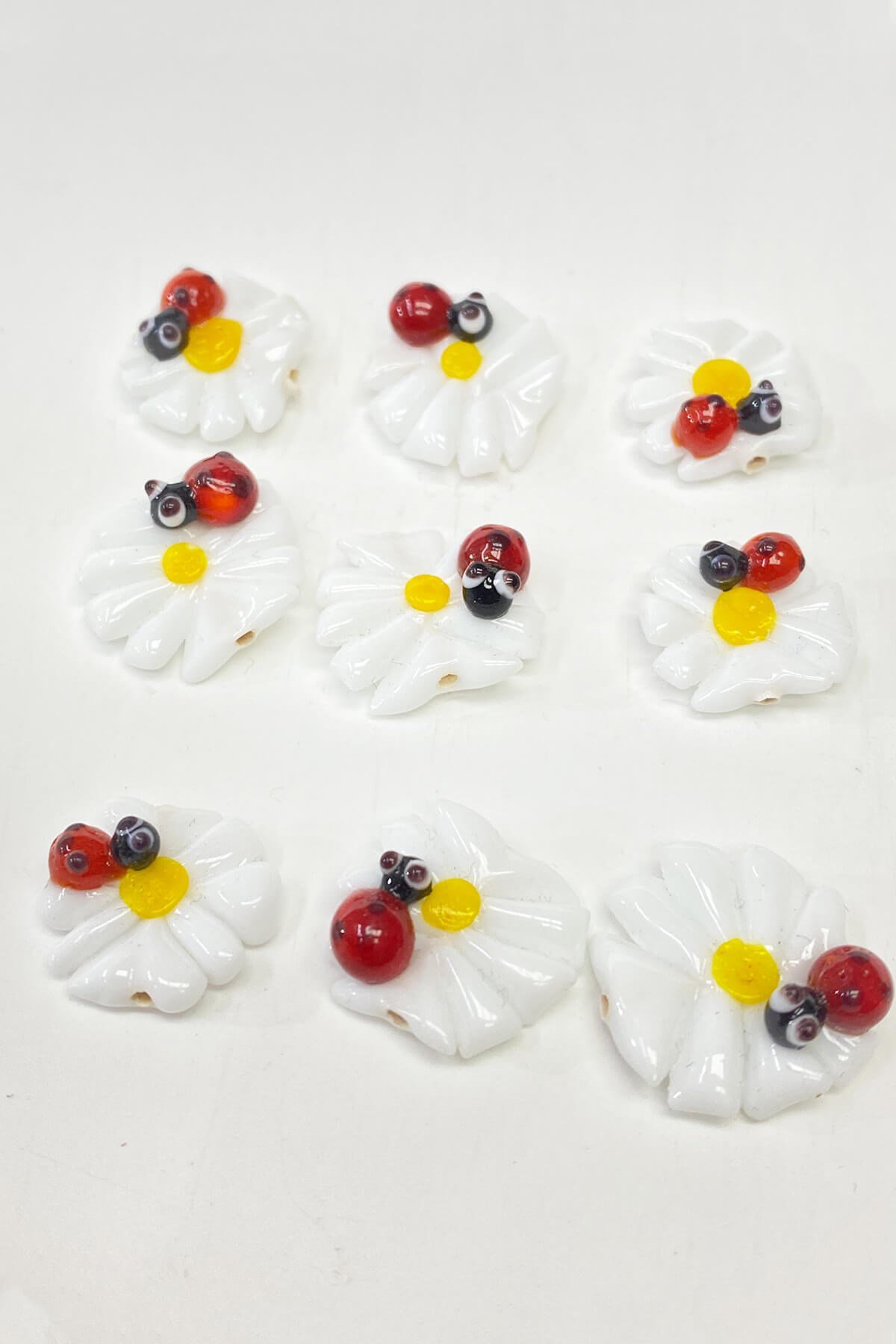 Papatya ve Uğur Böceği Cam Kolye Bileklik Ucu Beyaz