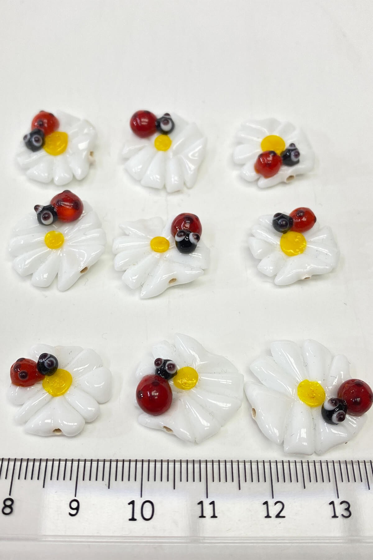 Papatya ve Uğur Böceği Cam Kolye Bileklik Ucu Beyaz