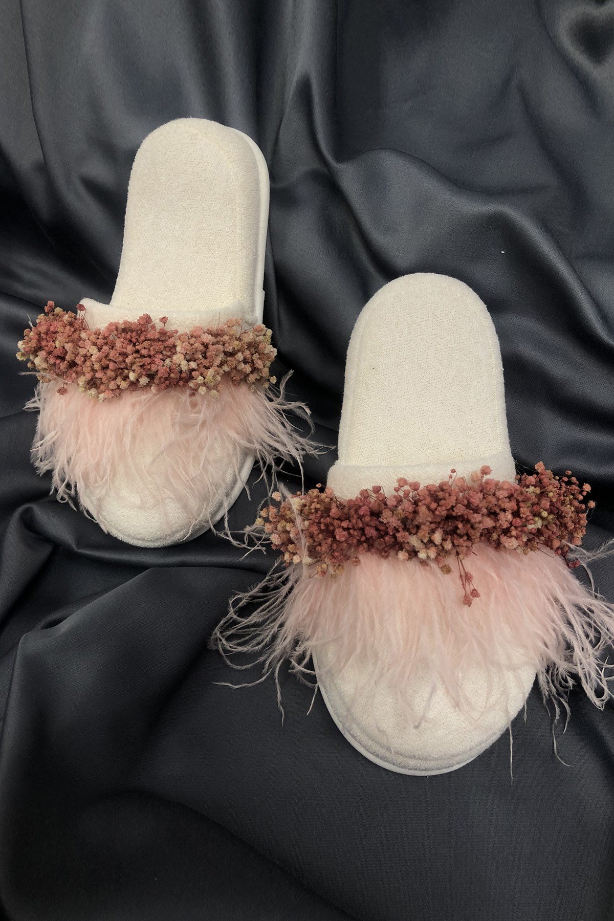 Pembe Kuru Çiçekli Tüylü Taç ve Terlik Takımı