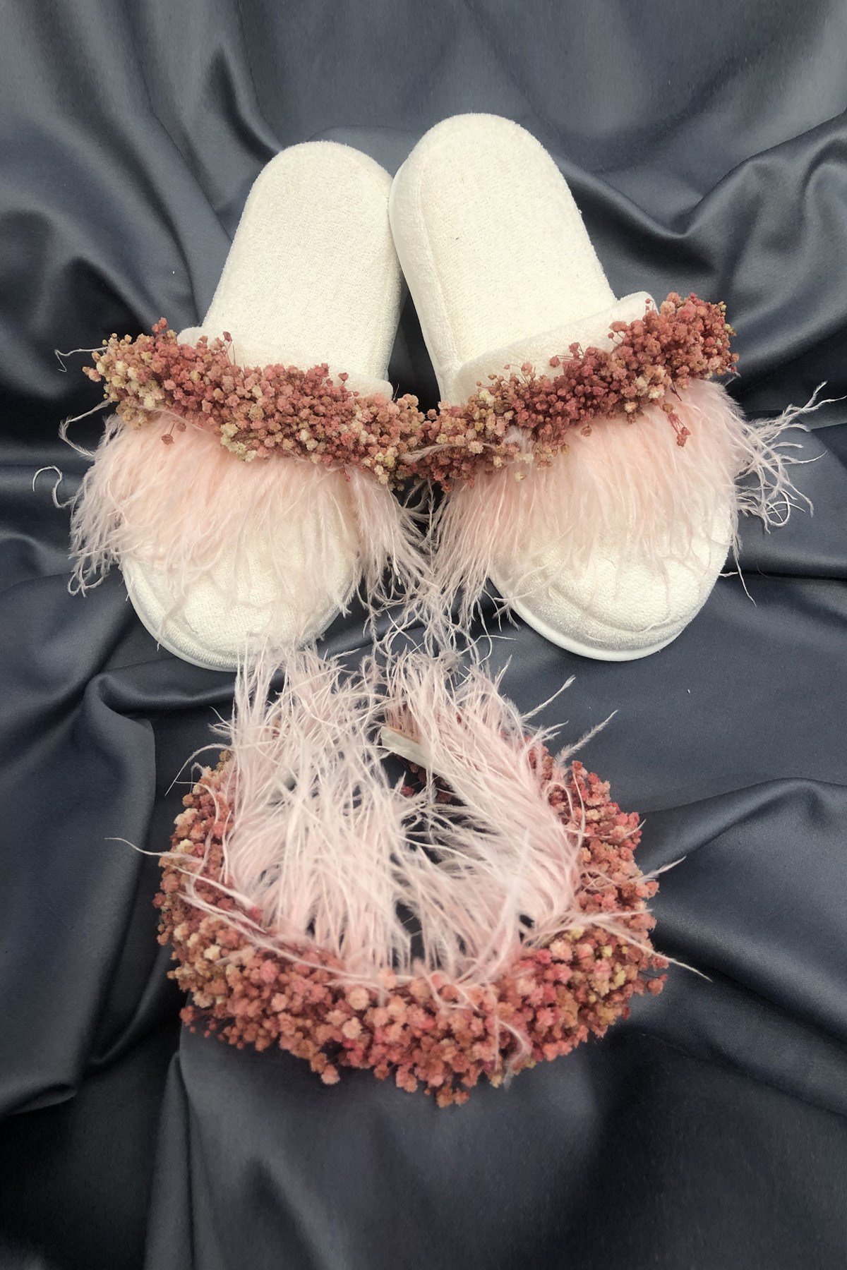 Pembe Kuru Çiçekli Tüylü Taç ve Terlik Takımı