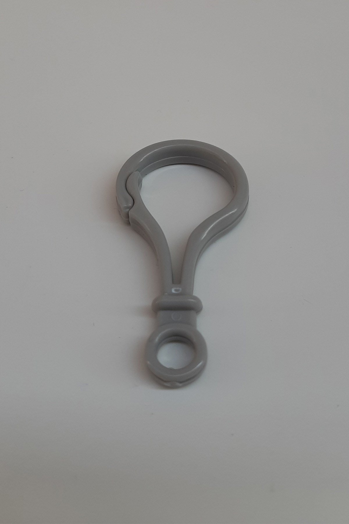 Plastik Soru İşareti Gri Emzik Askısı