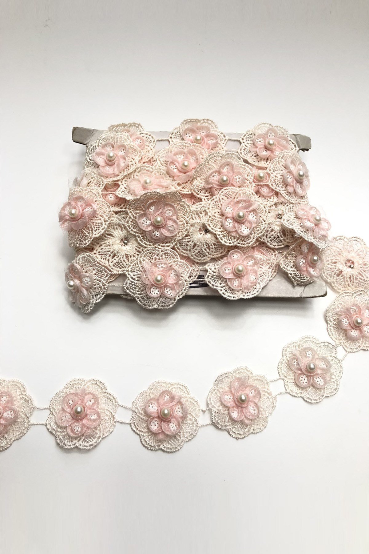 Pudra 3 Boyutlu Çiçekli Şerit