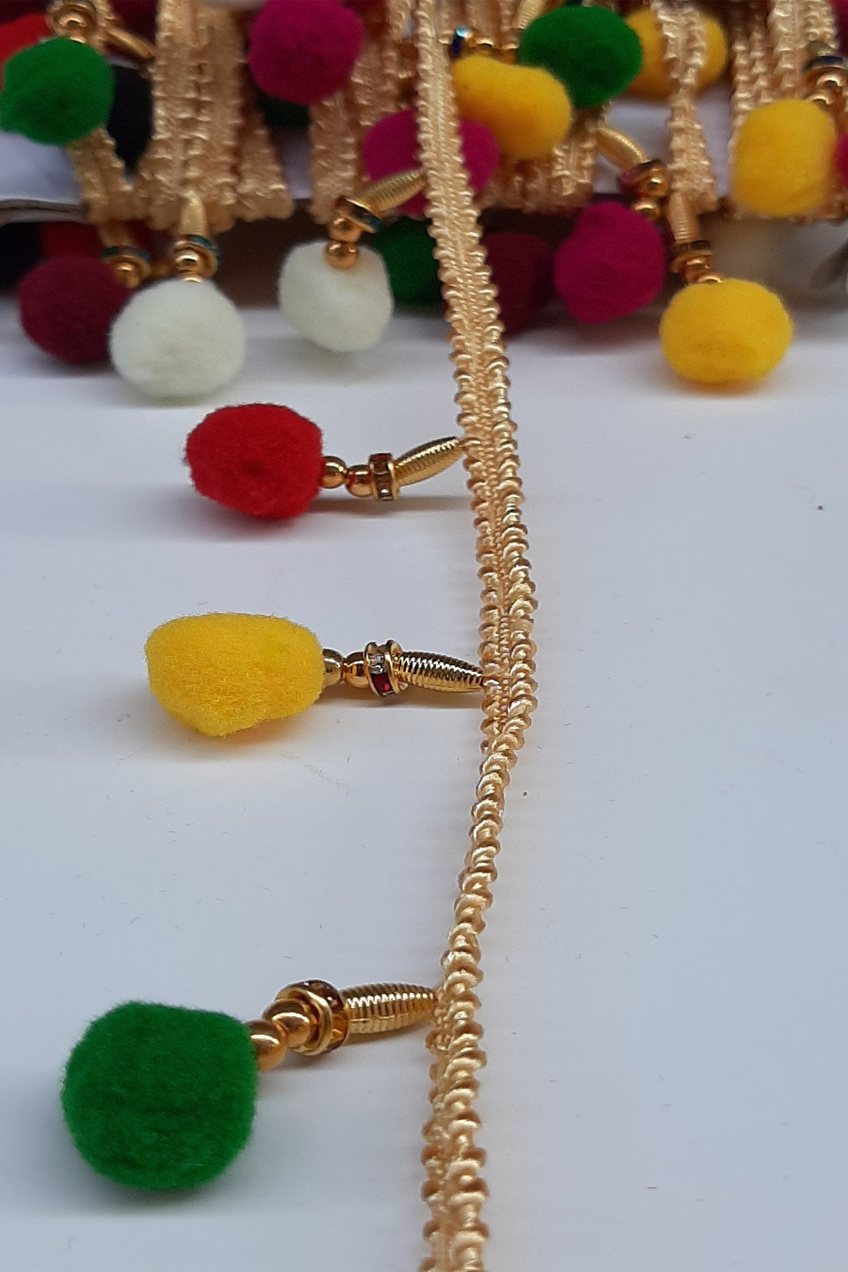 Renkli Badem Ponponlu Sacak Serit