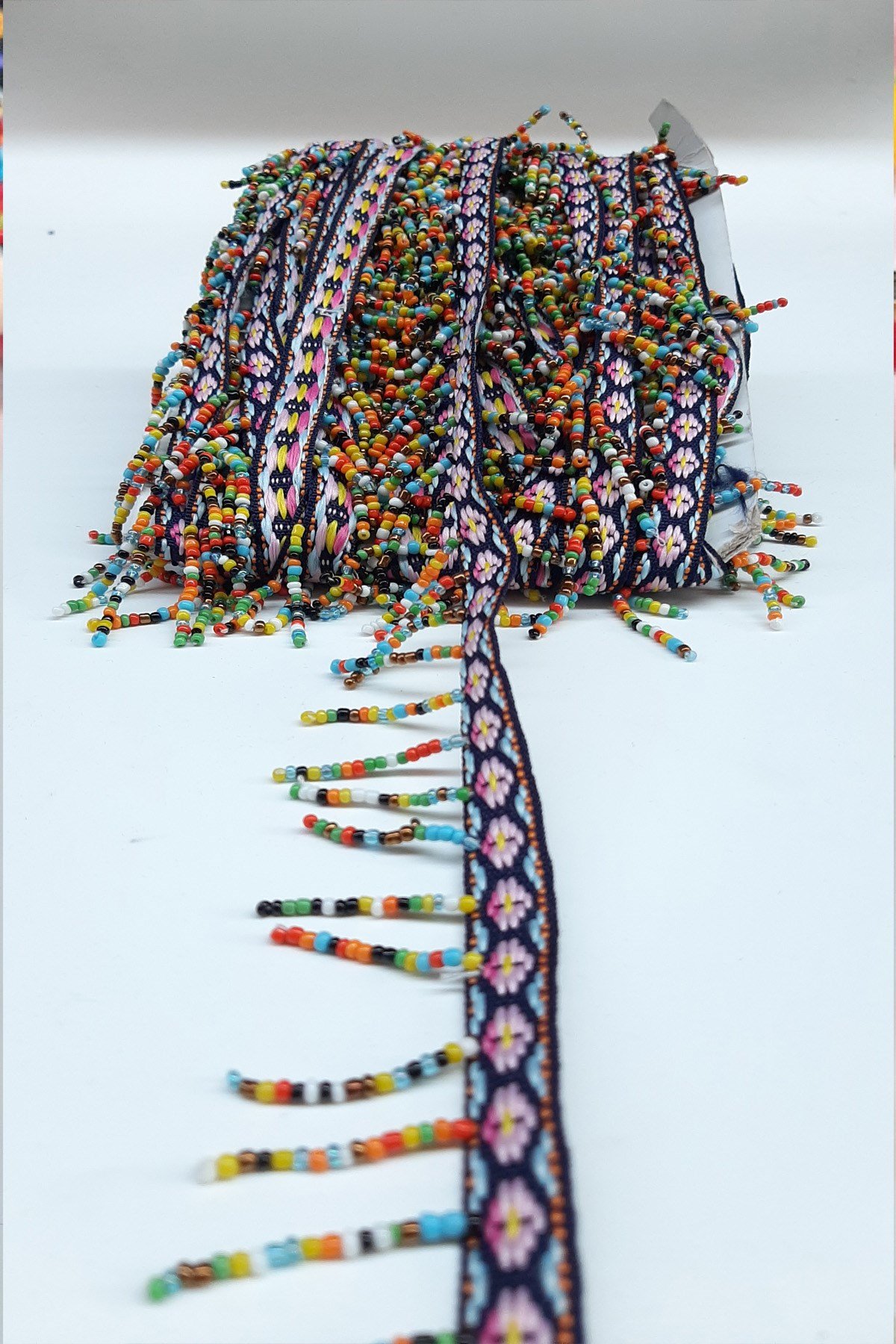 Renkli Desenli Kum Boncuklu Sacak Serit