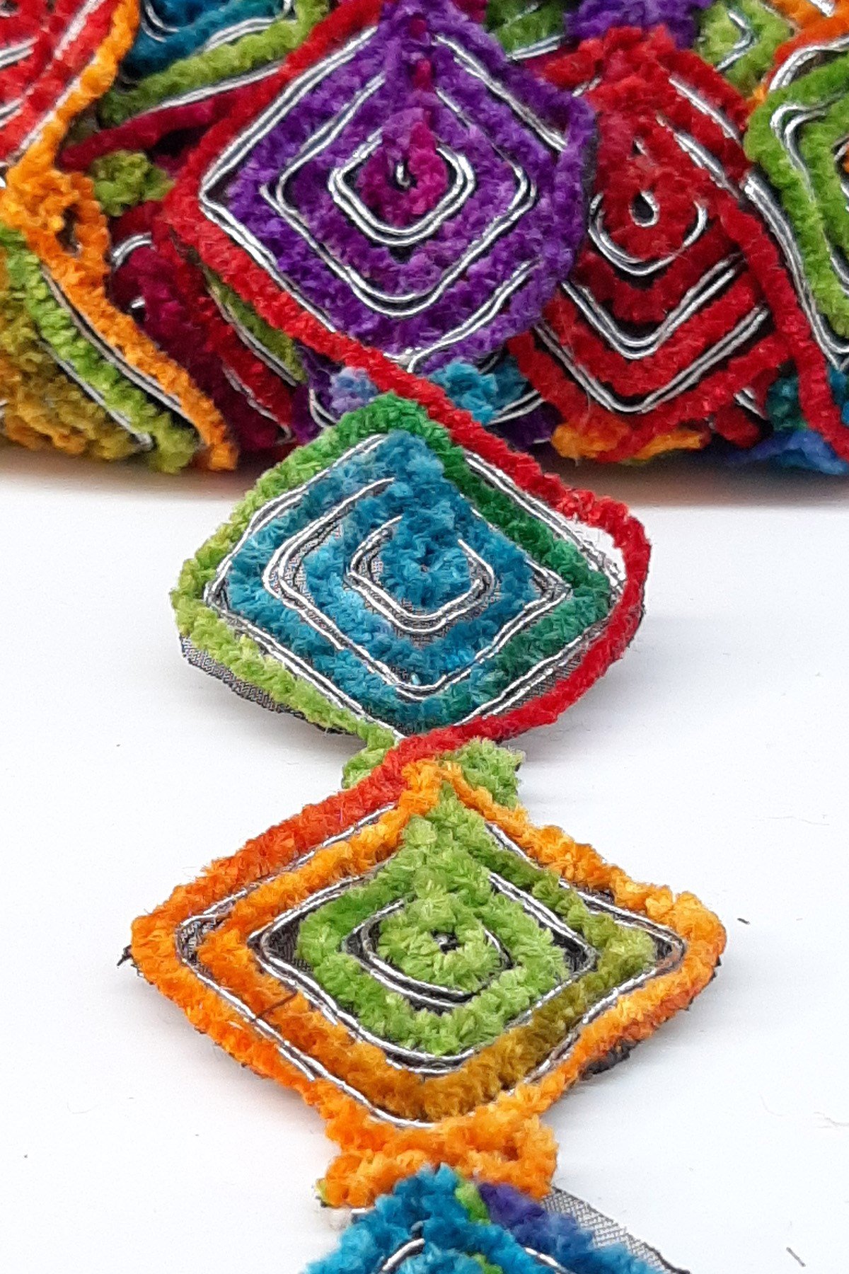 Renkli Kare Sarmal Desenli Antik Şerip Güpür